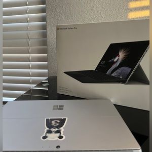 Microsoft Surface Pro (5th gen) + pen + bag + original box
